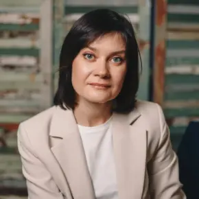 Діна Нарежнева